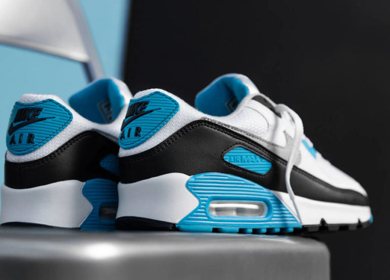 Les baskets Nike Air Max 90 Futura sont des pièces maîtresses de la mode.