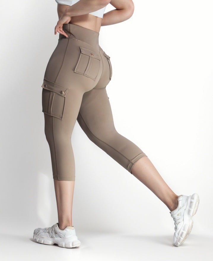 Premièrement : Ce Legging de motard taille haute avec poches à rabat pour soulever les fesses.