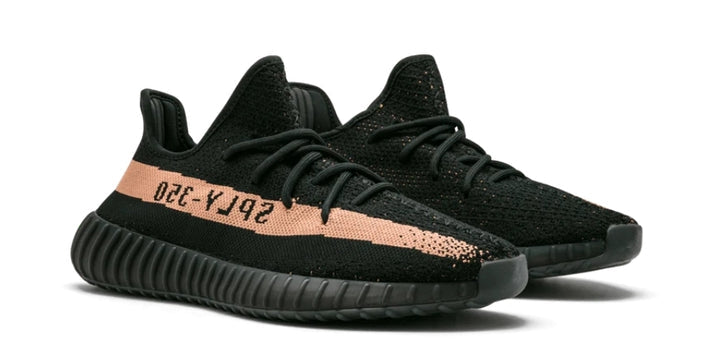 Les Adidas Yeezy 350 Boost V2 Mono Mist Femme , entre Adidas et Kanye West, sont emblématiques pour leur design innovant et leur confort inégalé.