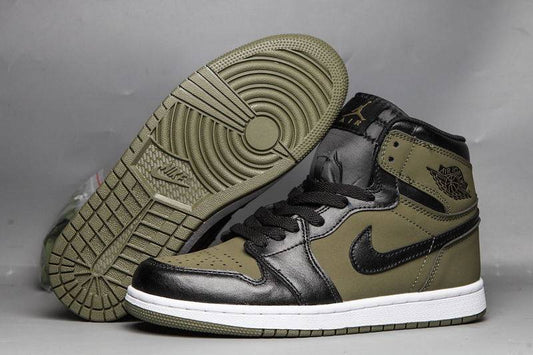 Les baskets Air Jordan 1 Mid "Olive Canvas" Femme incarnent parfaitement l’héritage emblématique de Jordan, associant un style distinctif à un confort inégalé.