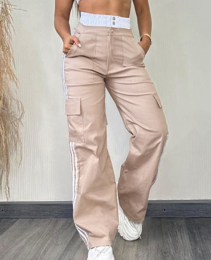 Premièrement : Ce Pantalon cargo taille haute extensible froncé à bandes rayées et poches Femme.