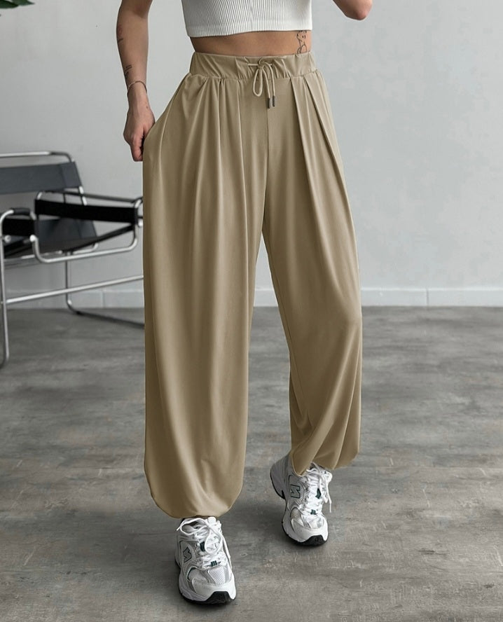 Premièrement : Ce Pantalon taille haute élastique à revers et cordon de serrage , coupe ample et décontractée , froncé Femme .