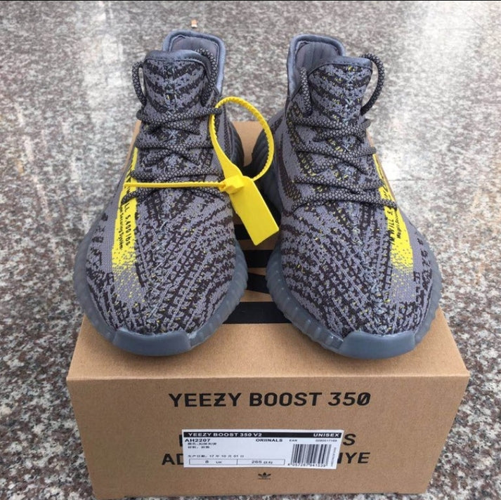 Les Adidas Yeezy 350 Boost V2 Mono Mist Femme , entre Adidas et Kanye West, sont emblématiques pour leur design innovant et leur confort inégalé.