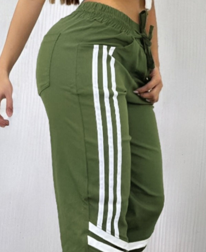 Premièrement : Ce Pantalon cargo taille haute extensible froncé à bandes rayées et poches Femme.