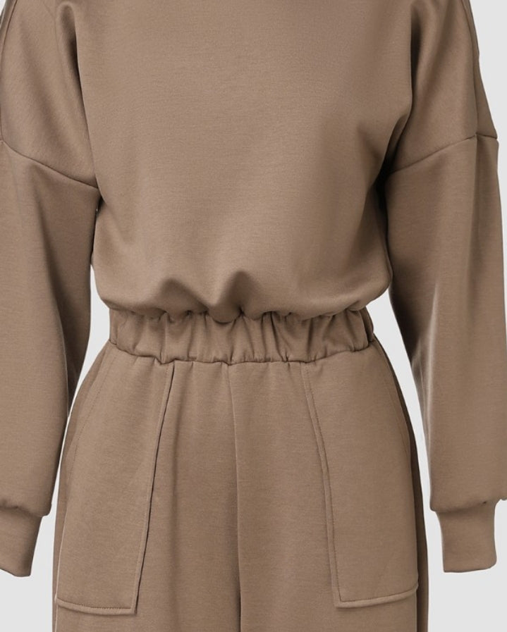 Premièrement : Laissez-vous séduire par le charme de cette Combinaison à épaules dénudées et dos en V avec poches à la taille extensible femme.