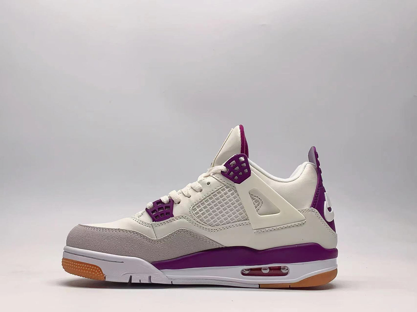 Premièrement : Les baskets Air Jordan 4 Femme se distinguent par leur design iconique et leur capacité à allier style et fonctionnalité.