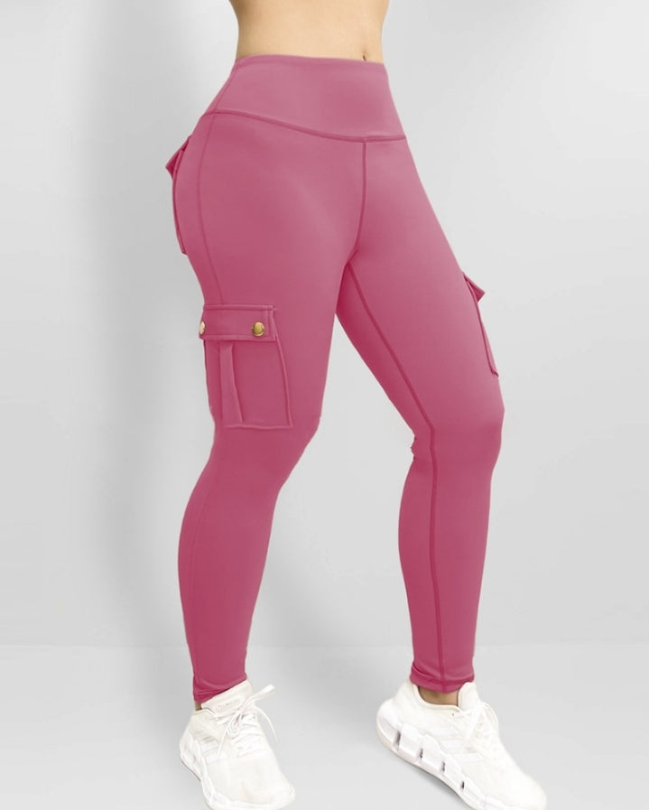 Premièrement : Ce Legging de motard taille haute avec poches à rabat pour soulever les fesses.
