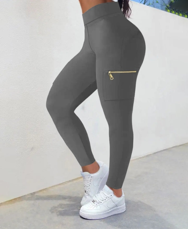 Premièrement : Ce Legging de motard taille haute avec poches à rabat pour soulever les fesses.