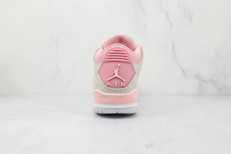 Premièrement, les baskets Air Jordan 3 Femme sont un symbole de style intemporel et de performance de haut niveau.