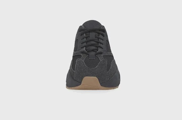 Les baskets Adidas Yeezy Boost 700 Femme, conçues en collaboration avec Kanye West, sont célèbres pour leur style avant-gardiste et leur confort exceptionnel.