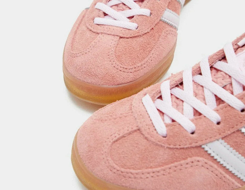 Premièrement : Les Adidas Gazelle Femme allient un style emblématique à une performance exceptionnelle.
