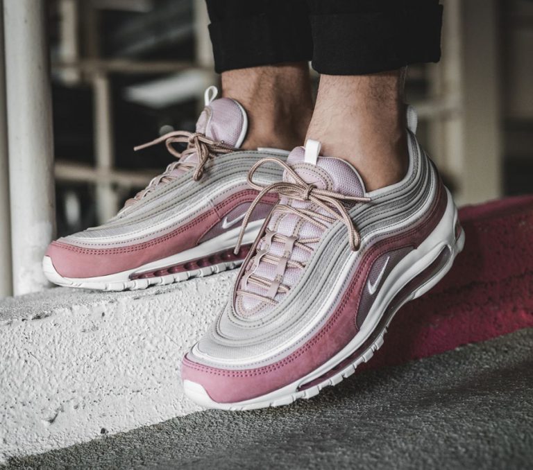 Les baskets Nike Air Max 97 Femme sont des pièces maîtresses de la mode. Avec un look décontractée style iconique tendance olution emblématique de la ligne Nike, les Nike Air Max 97 sont un témoignage de l'engagement de Nike à combiner style et innovation.