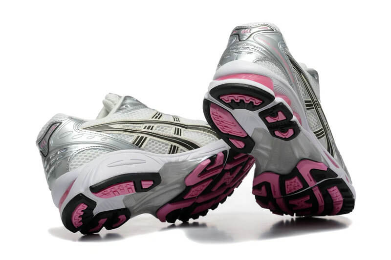 Premièrement :Les baskets Asics GEL-KAYANO offrent une combinaison parfaite de style et de performance. Leur design élégant et leurs technologies de pointe les rendent idéales pour les coureurs et les amateurs de mode.