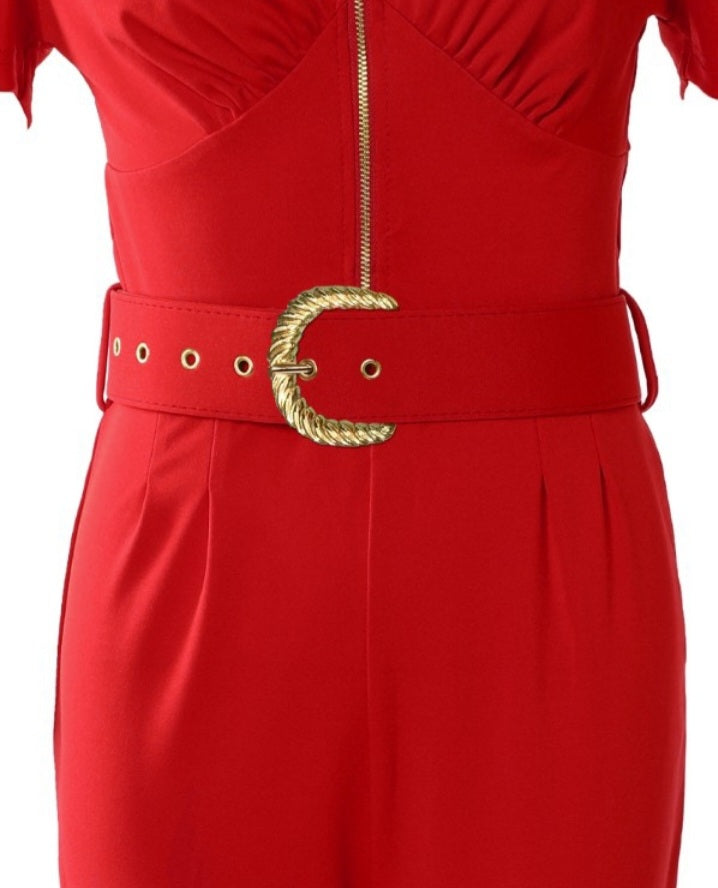 Premièrement : La combinaison à col en V avec fermeture éclair incarne parfaitement l’équilibre entre style décontracté et élégance contemporaine.