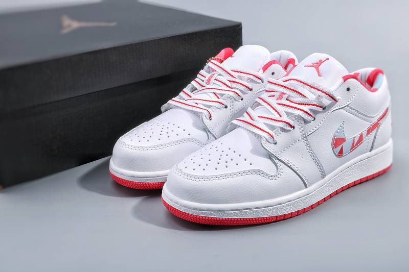 Les Air Jordan 1 Low "Topaz Mist (GS)" pour femmes offrent une esthétique élégante avec des nuances de Topaz Mist.
