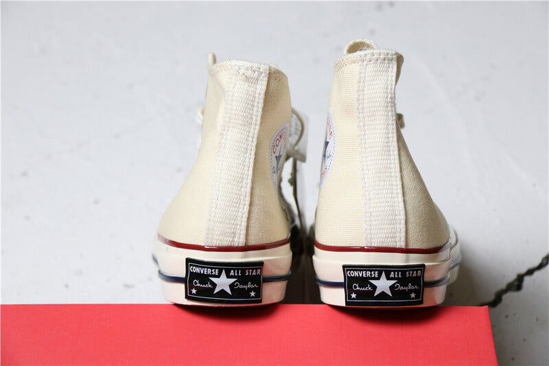 Premièrement : Les baskets Converse Femme se distinguent par leur design iconique et leur esthétique vintage.