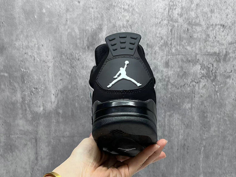 Premièrement : Les baskets Air Jordan 4 Femme se distinguent par leur design iconique et leur capacité à allier style et fonctionnalité.