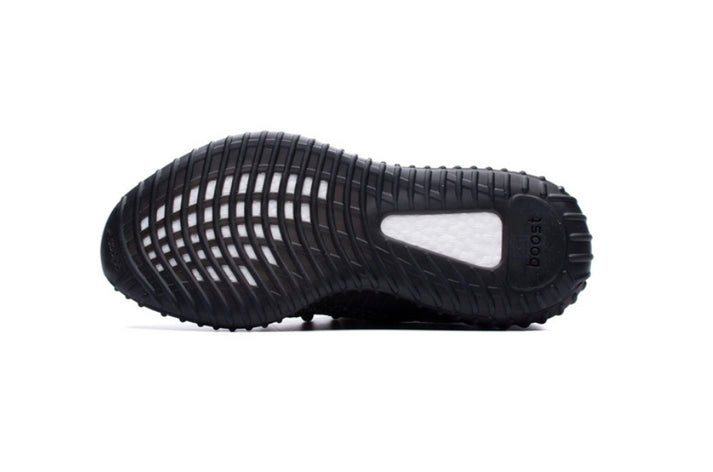 Les Adidas Yeezy 350 Boost V2 Mono Mist Femme , entre Adidas et Kanye West, sont emblématiques pour leur design innovant et leur confort inégalé.