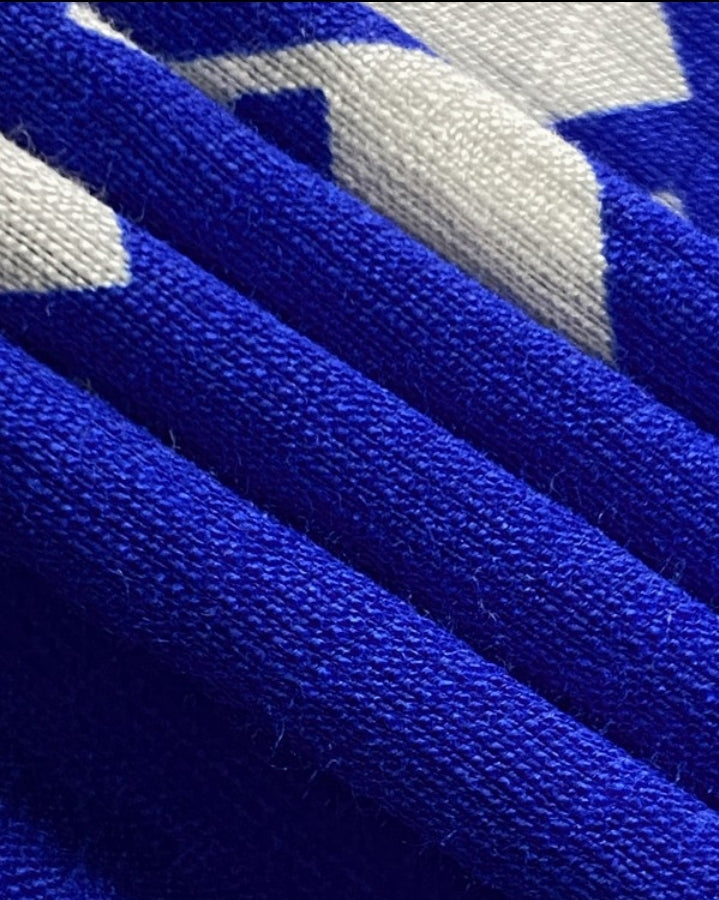 Premièrement : La combinaison à volants à imprimé floral Femme incarne à merveille l’esprit bohème avec une touche de fraîcheur et d’élégance.