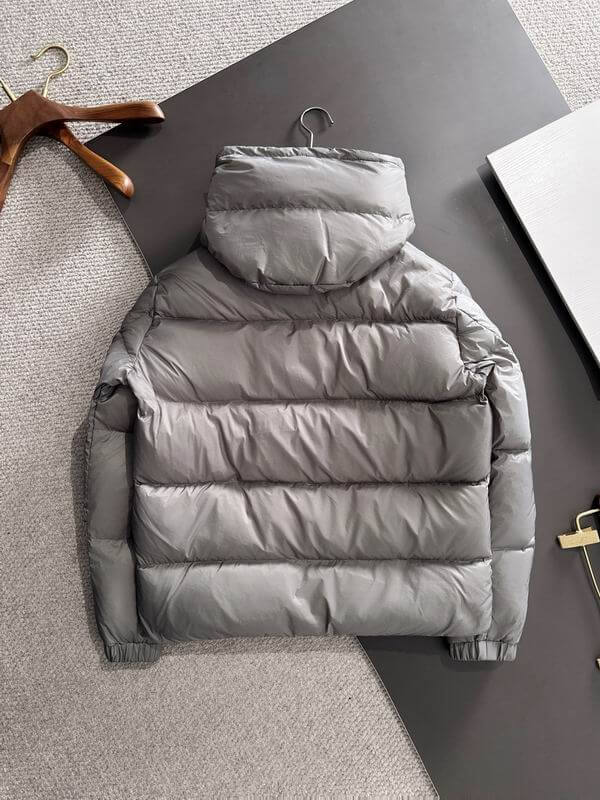 Premièrement : Les doudounes Moncler Femme, ainsi que les manteau Moncler Femme, incarnent un style et un raffinement incomparables.