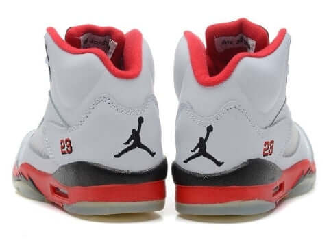 Premièrement, les baskets Air Jordan 5 Femme incarnent un mélange parfait de style audacieux et de performance exceptionnelle.