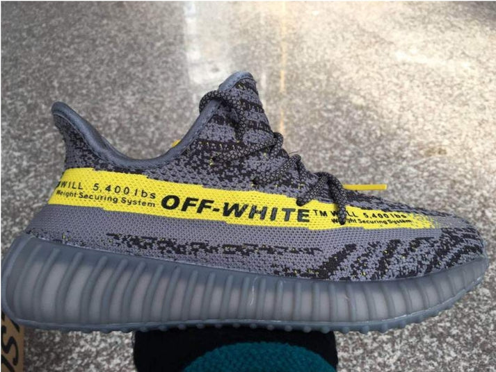 Les Adidas Yeezy 350 Boost V2 Mono Mist Femme , entre Adidas et Kanye West, sont emblématiques pour leur design innovant et leur confort inégalé.