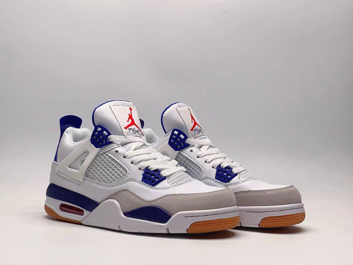 Premièrement : Les baskets Air Jordan 4 Femme se distinguent par leur design iconique et leur capacité à allier style et fonctionnalité.