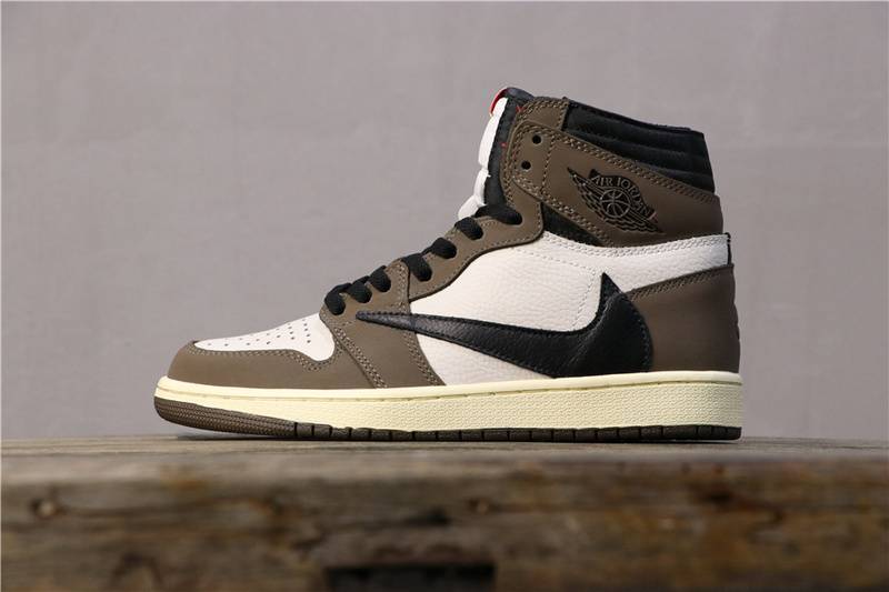Les Air Jordan 1 Retro High "Travis Scott" (Cactus Jack) Femme incarnent la fusion parfaite entre le style emblématique de Jordan et l’audace créative de Travis Scott.