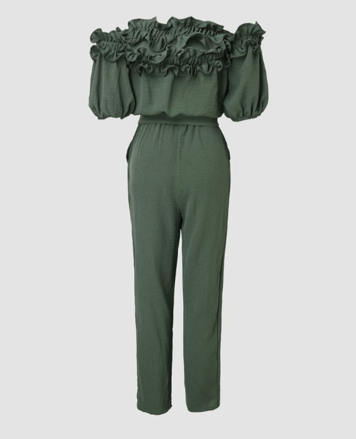 Premièrement : La Combinaison à épaules dénudées et broderie à oeillets femme incarne la parfaite alliance entre finesse et féminité.