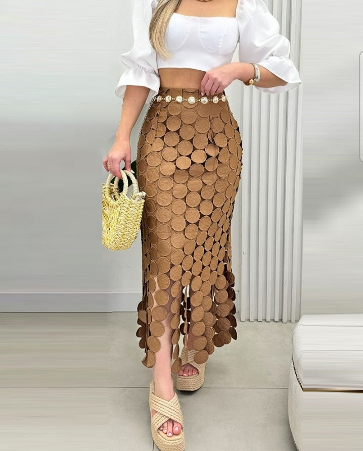 Premièrement : Cette Jupe longue moulante à pompons style bohème ajouré Femme.