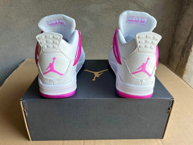 Premièrement : Les baskets Air Jordan 4 Femme se distinguent par leur design iconique et leur capacité à allier style et fonctionnalité.