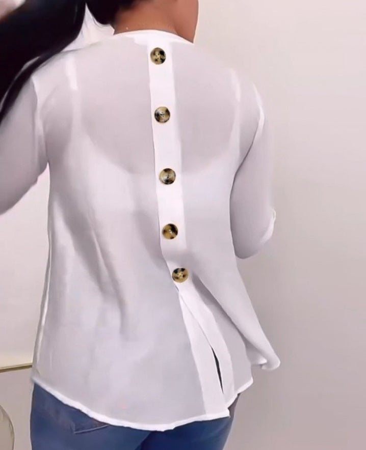 Premièrement : Alliez confort et élégance au quotidien avec ce Chemisier décontractée à col en V , manches retroussés, boutonnée sur le dos , avec poches Femme.