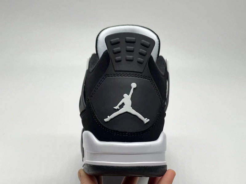 Premièrement : Les baskets Air Jordan 4 Femme se distinguent par leur design iconique et leur capacité à allier style et fonctionnalité.