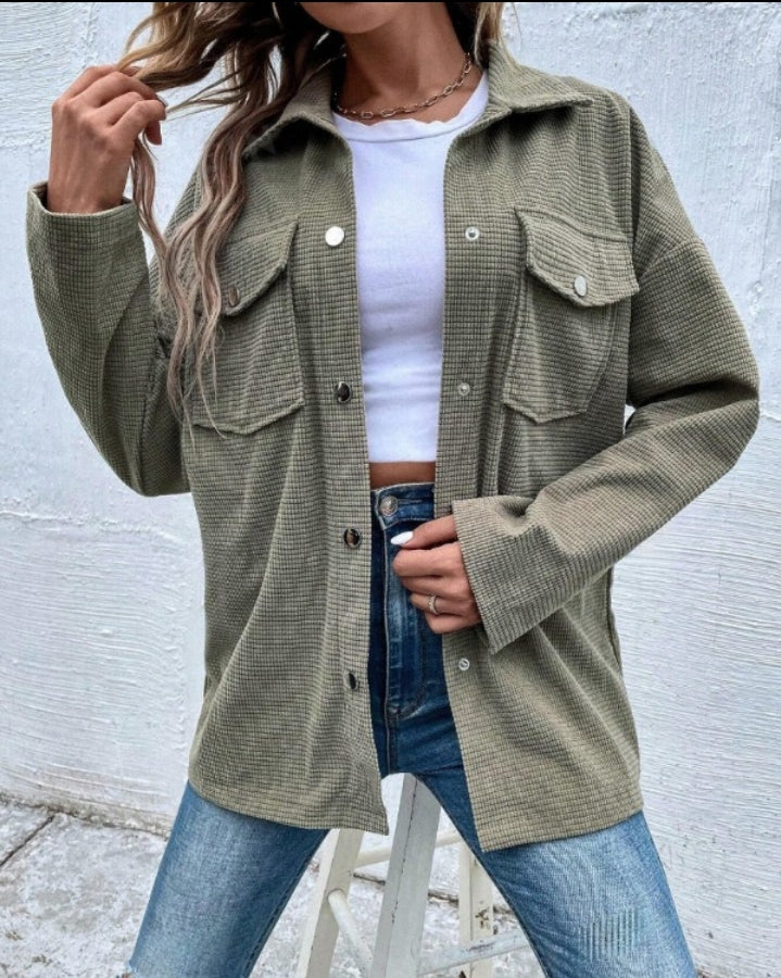 Premièrement : Offrez-vous un style à la fois chic et cosy avec ce Manteau ample en tricot gaufré à manches longues et col rabattu avec poches Femme