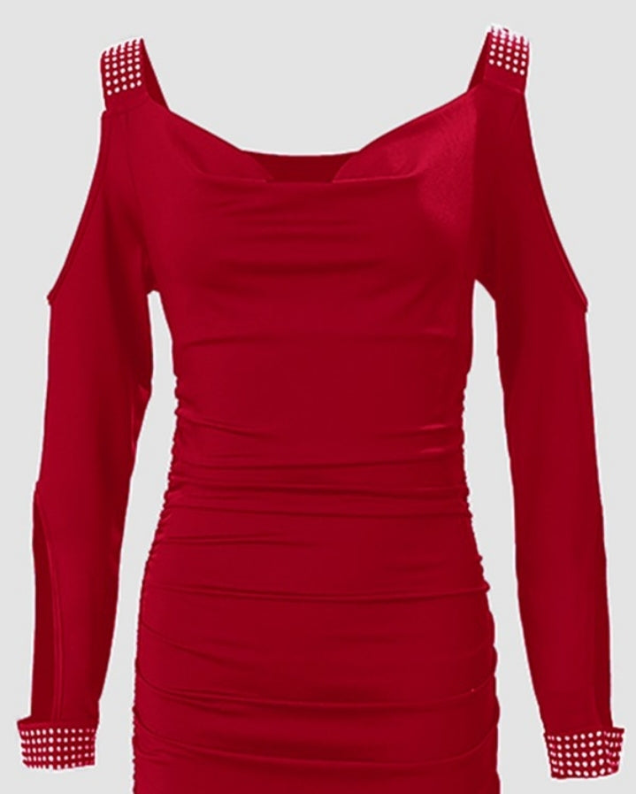 Premièrement : Cette Robe moulante froncée à épaules dénudées et strass Femme.