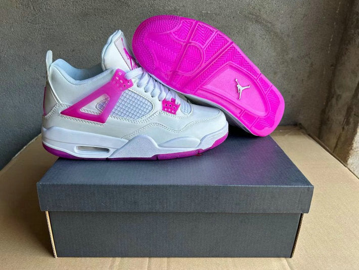 Premièrement : Les baskets Air Jordan 4 Femme se distinguent par leur design iconique et leur capacité à allier style et fonctionnalité.