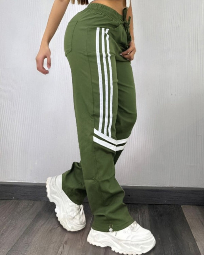 Premièrement : Ce Pantalon cargo taille haute extensible froncé à bandes rayées et poches Femme.