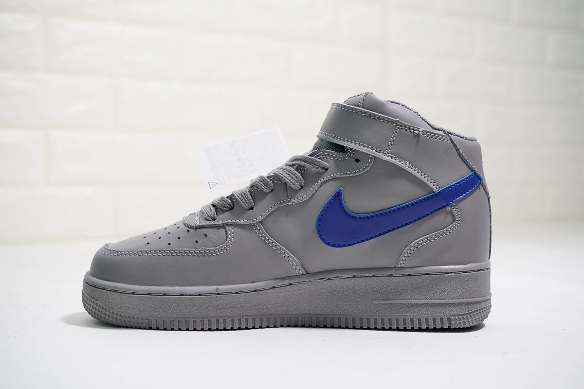 Premièrement : Les baskets Nike Air Force 1 High Femme réinventent la silhouette classique avec un design montant emblématique.