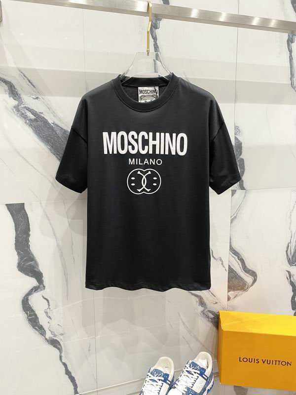 Premièrement : les T-shirts Moschino Femme offrent une élégance et un confort inégalés.