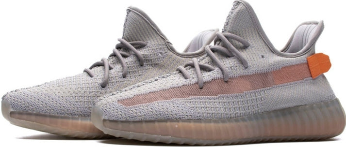 Les Adidas Yeezy 350 Boost V2 Mono Mist Femme , entre Adidas et Kanye West, sont emblématiques pour leur design innovant et leur confort inégalé.