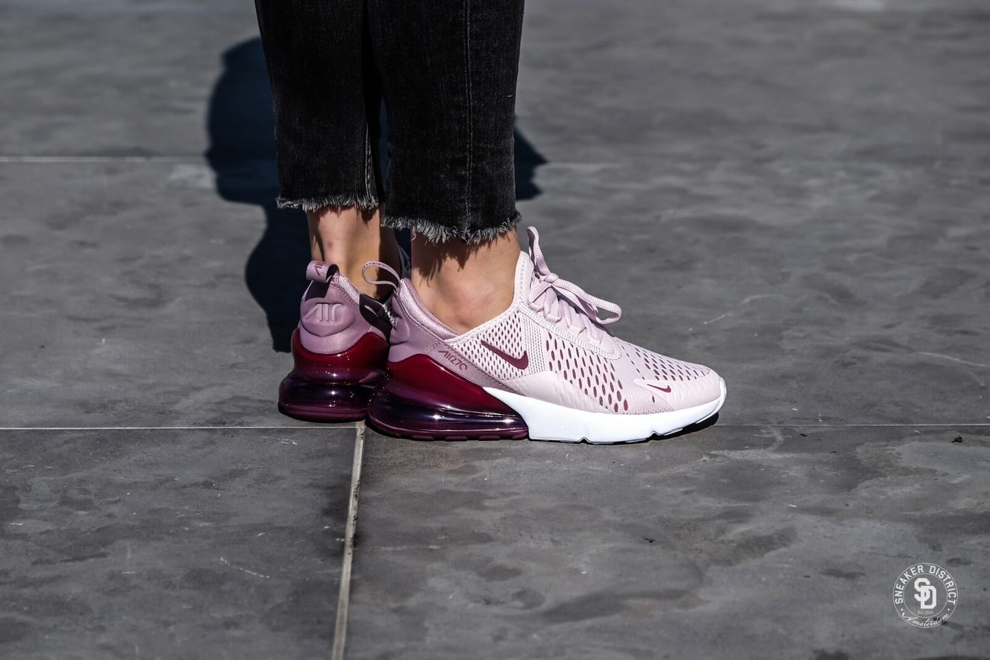 Les baskets Nike Air Max 270 Femme se démarquent par leur esthétique futuriste et leur technologie innovante.