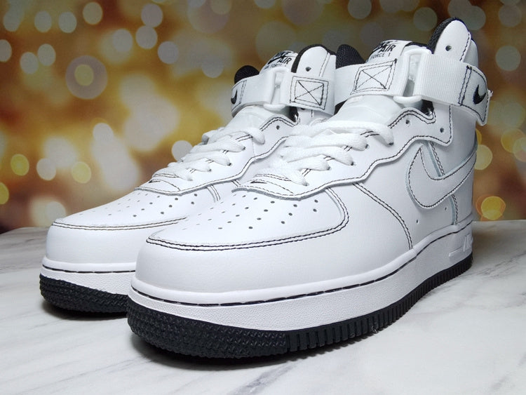 Premièrement : Les baskets Nike Air Force 1 High Femme réinventent la silhouette classique avec un design montant emblématique.