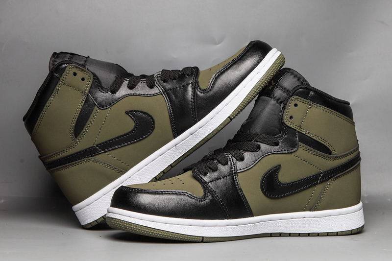 Les baskets Air Jordan 1 Mid "Olive Canvas" Femme incarnent parfaitement l’héritage emblématique de Jordan, associant un style distinctif à un confort inégalé.