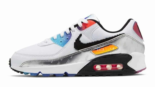 Les baskets Nike Air Max 90 Futura sont des pièces maîtresses de la mode.
