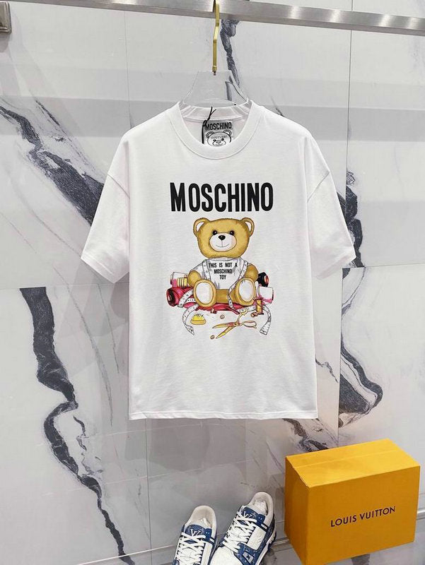Premièrement : les T-shirts Moschino Femme offrent une élégance et un confort inégalés.
