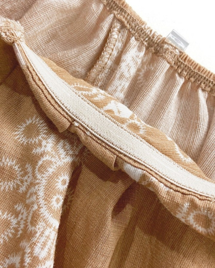 Premièrement : Plongez dans un univers de douceur avec cette Combinaison à imprimé floral à épaules dénudées et manches courtes froncées, taille décontractée, style bohème Femme.