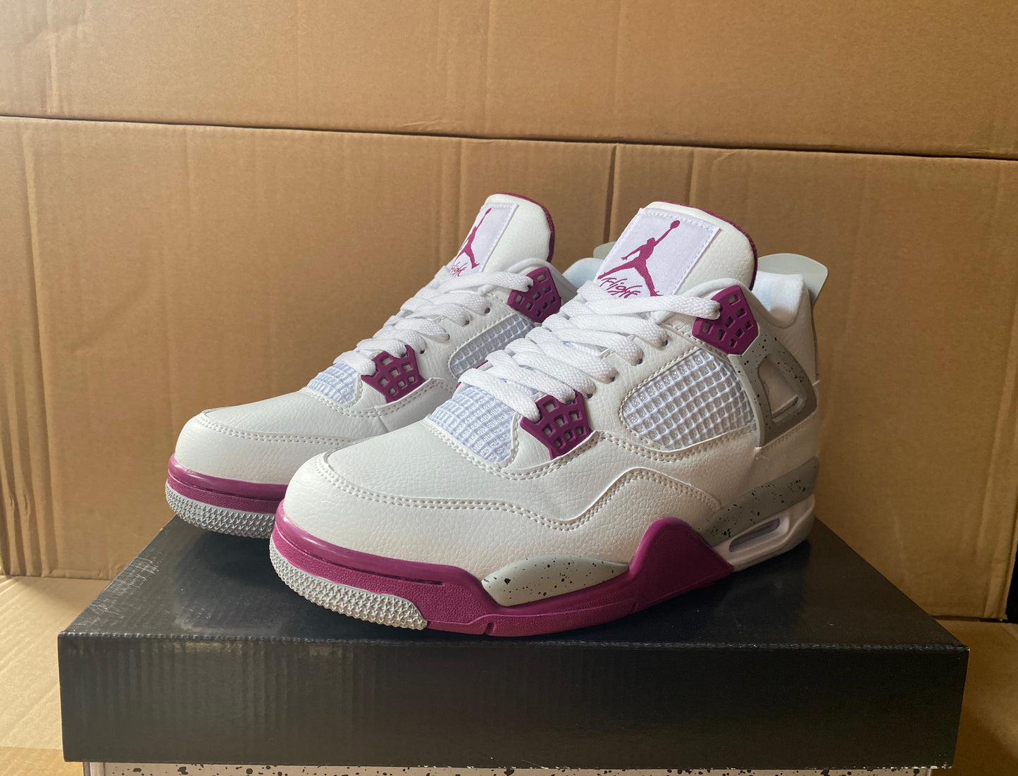 Premièrement : Les baskets Air Jordan 4 Femme se distinguent par leur design iconique et leur capacité à allier style et fonctionnalité.