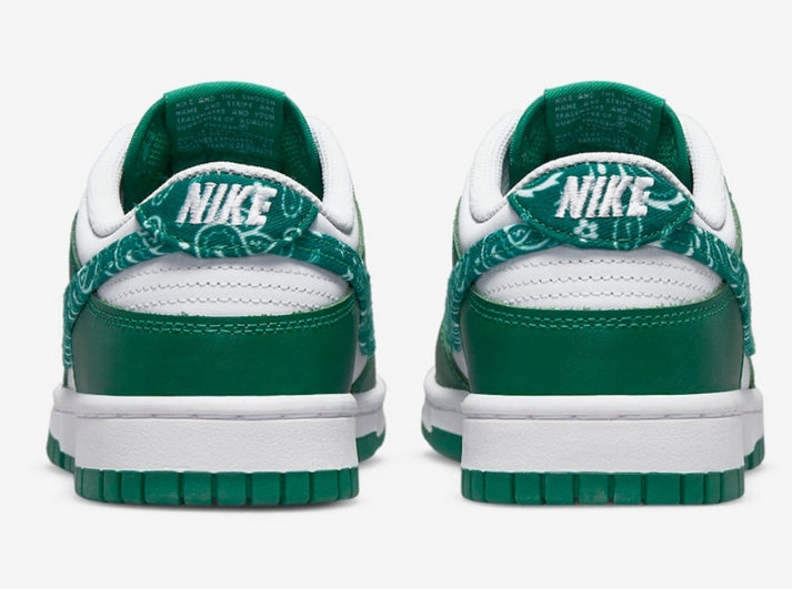Baskets Nike SB Dunk femme Low Essential Paisley Pack Green