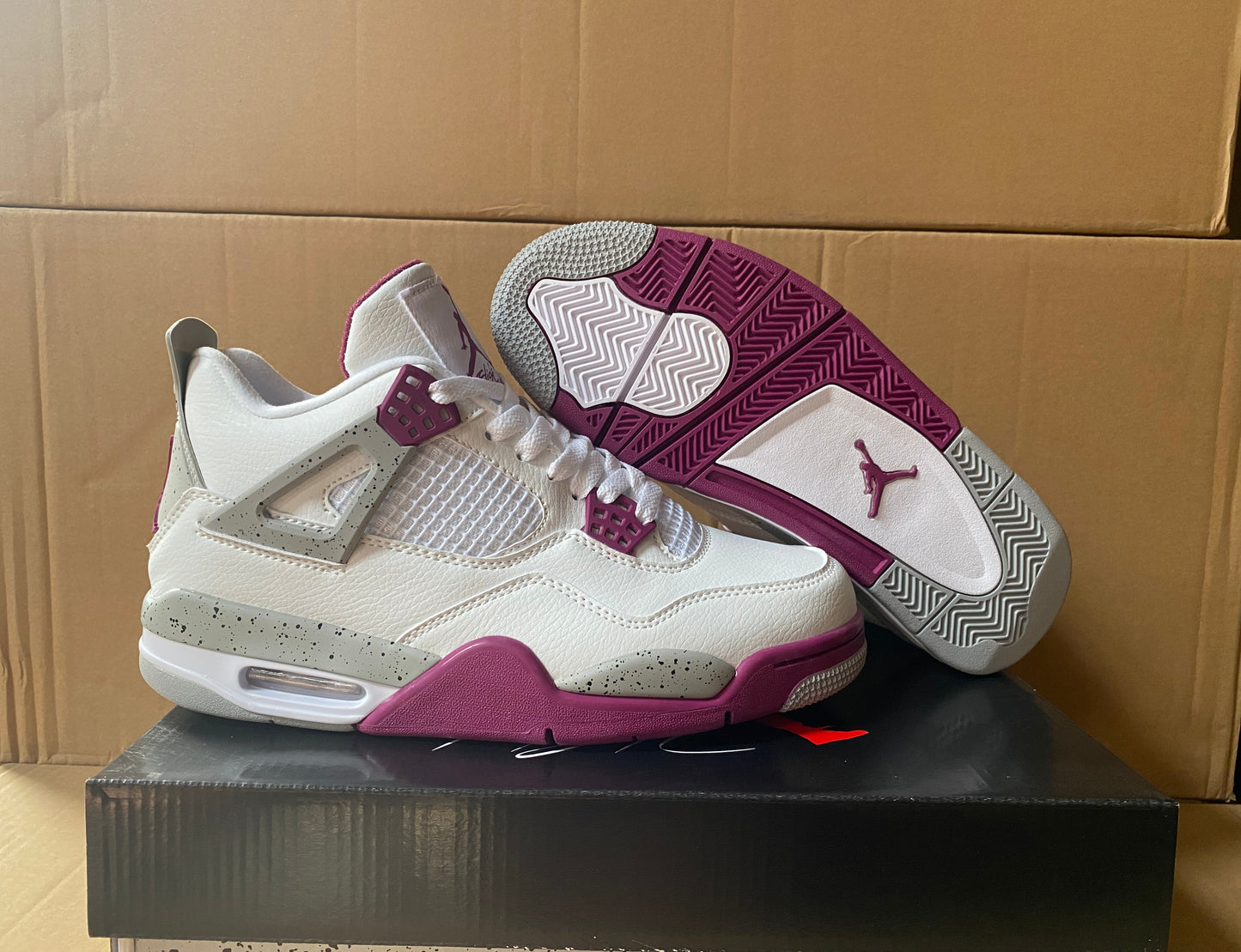 Premièrement : Les baskets Air Jordan 4 Femme se distinguent par leur design iconique et leur capacité à allier style et fonctionnalité.