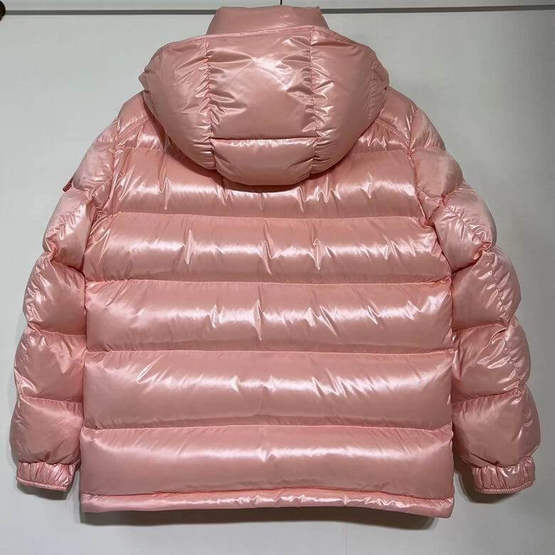 Premièrement : Les doudounes Moncler Femme, ainsi que les manteau Moncler Femme, incarnent un style et un raffinement incomparables.